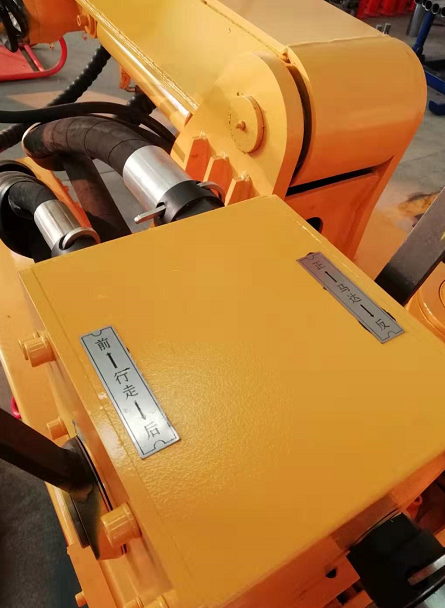 氣動(dòng)履帶式鉆機(jī)操作臺(tái)